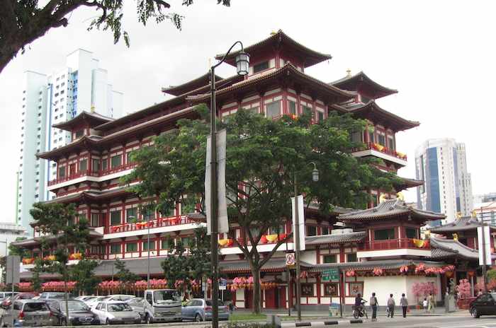 photo of exterior of the Buddha Tooth Temple in Singapore